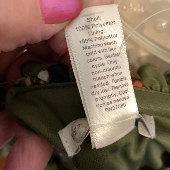 Size medium floral BoHo dress. Two rows of ruffles at the bottom and one - Picture 4 of 9